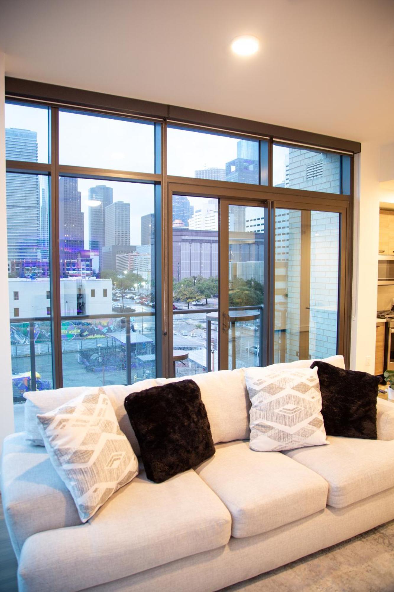 Cozy Toyota Center Apartment *