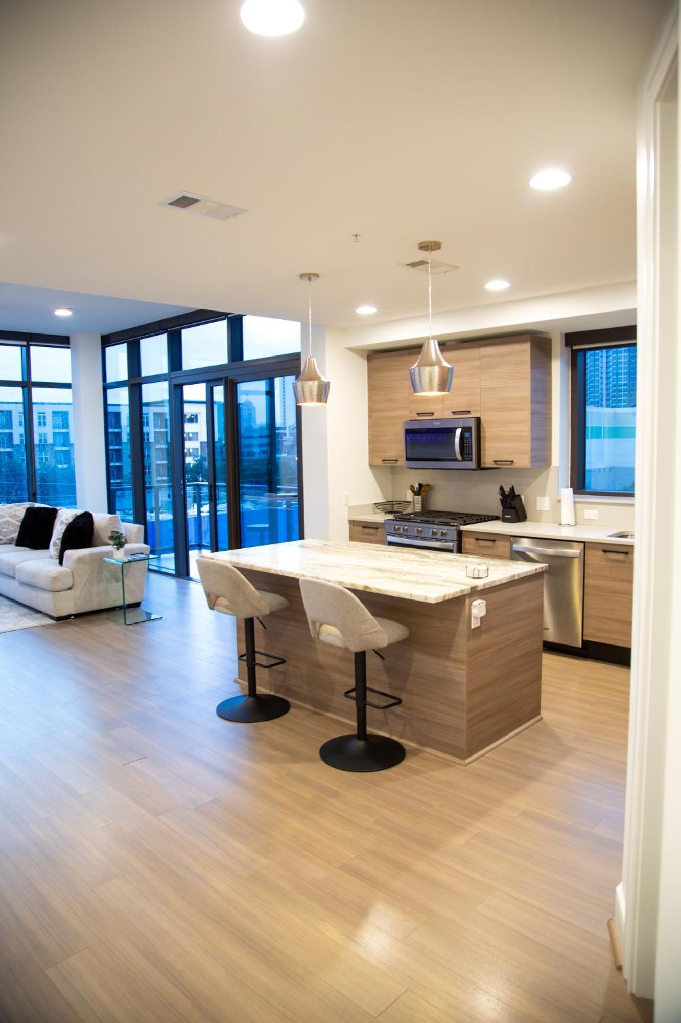 Cozy Toyota Center Apartment *
