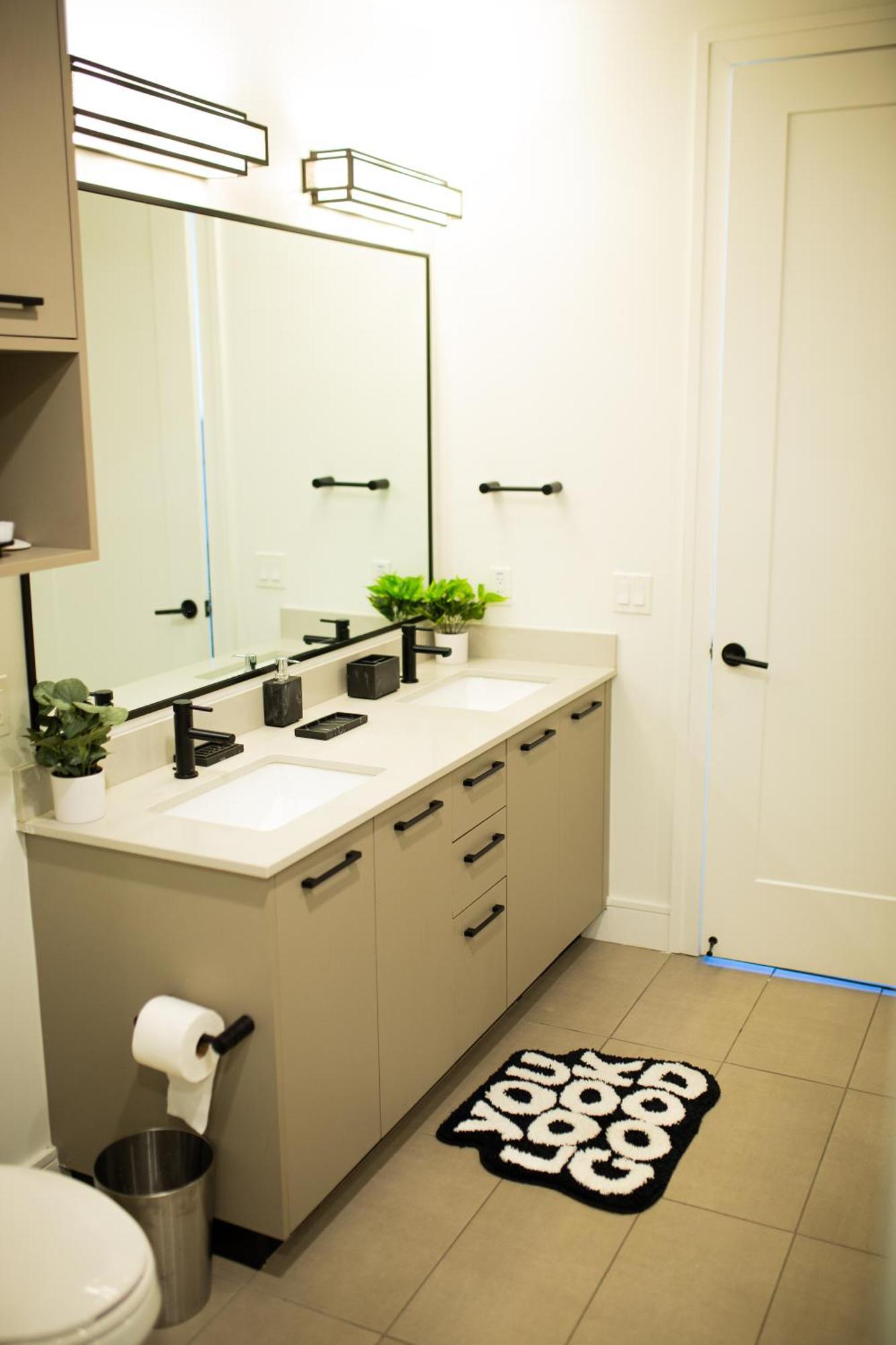 Cozy Toyota Center Apartment *